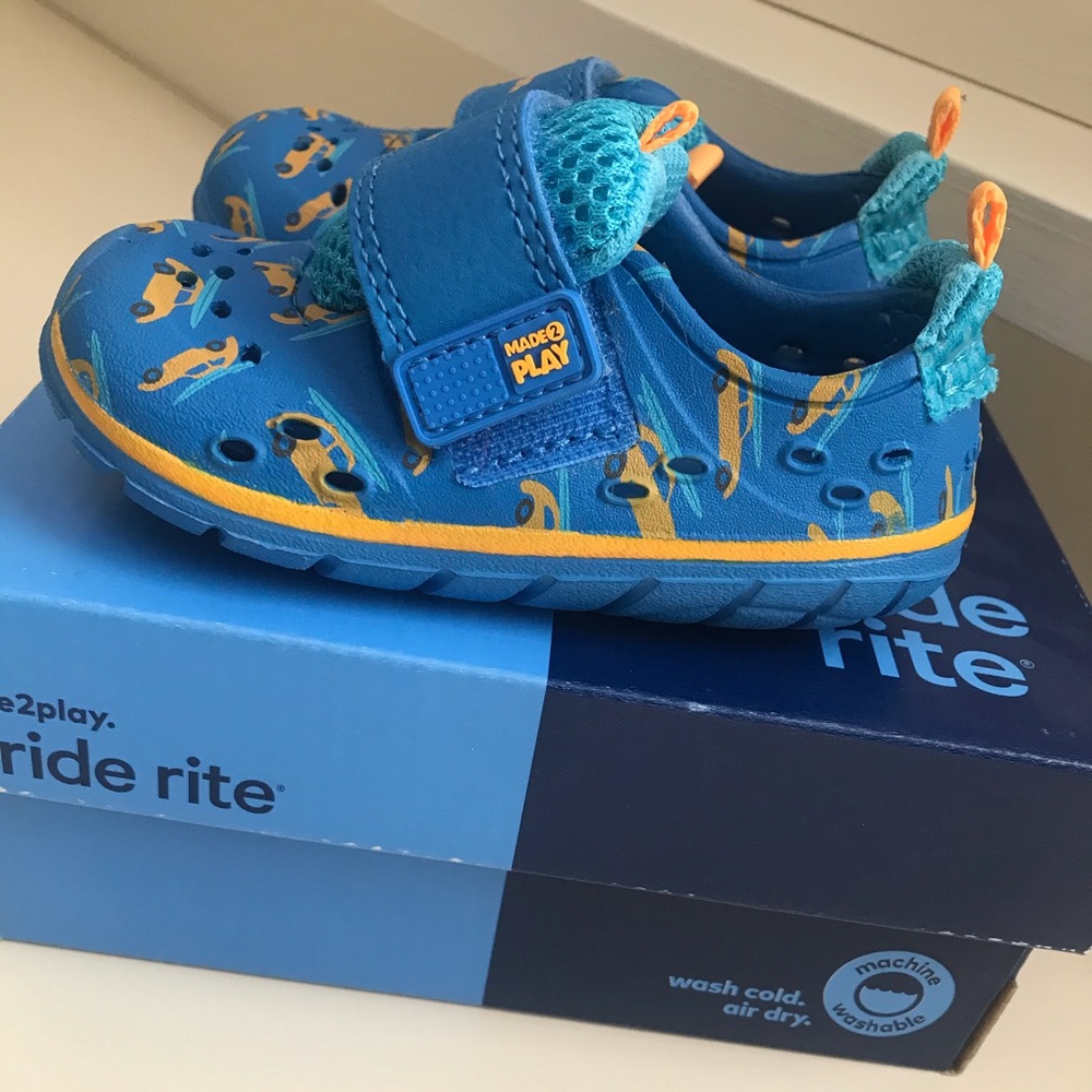 Stride Rite Made2Play toddler sandal, size 5.